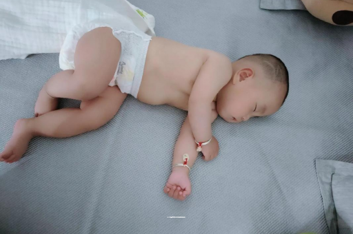 和田宝宝睡觉爱翻身